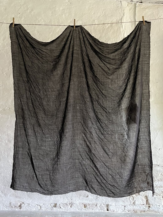 WOLLTUCH / schwarz /pflanzengefärbt