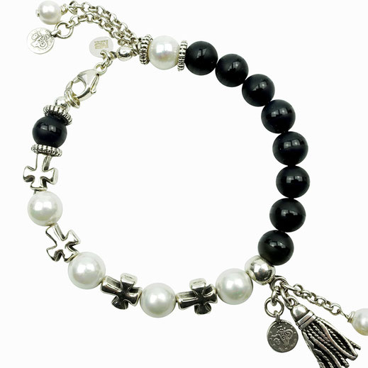 Damen-Armband aus Onyx- und Muschelkernperlen mit Kreuzen und einer Quaste aus DQ-Metall