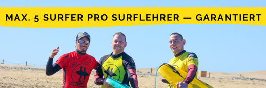 Surflehrer mit zwei Surfschülern am Strand – kleine Gruppen im Surfkurs