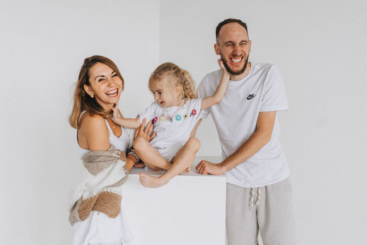 Natürliche Familienfotos im Fotostudio mit Tageslicht