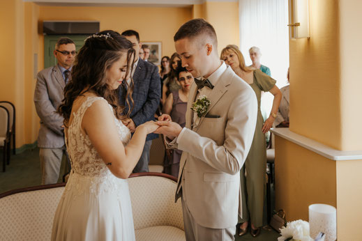 Hochzeitspaar beim Ringtausch