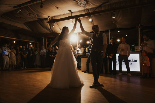 Hochzeitspaar tanzt den Hochzeitstanz vor seinen Gästen