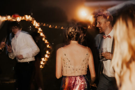 Hochzeitspaar tanz ausgelassen