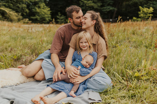 Familienfotoshooting draußen in Berlin im Park mit natürlichem Licht