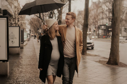 Pärchen unter Regenschirm in Berlin