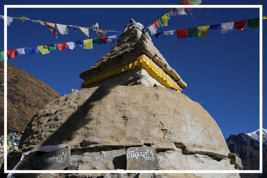 Stupa-in-MONG-LA-Nepal-D167