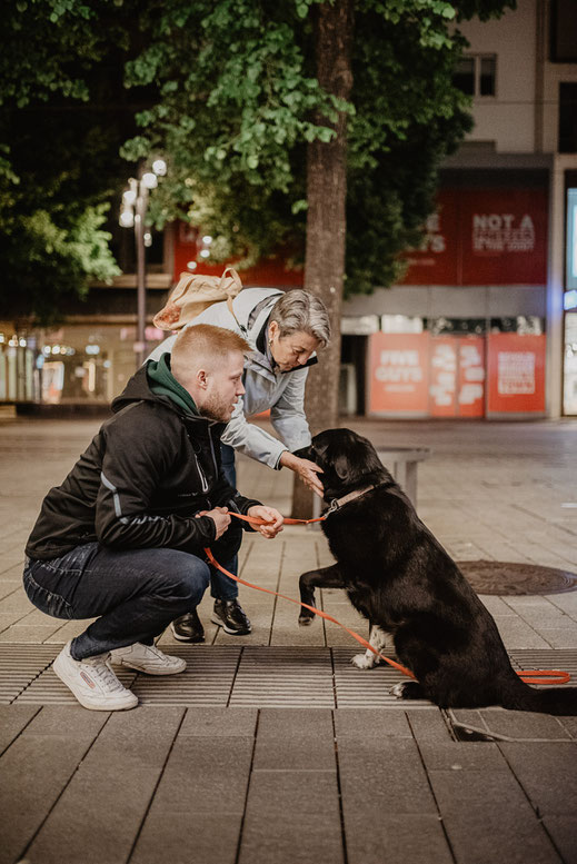 Oma und Enkelkind in Mannheim by Sebastian Pintea