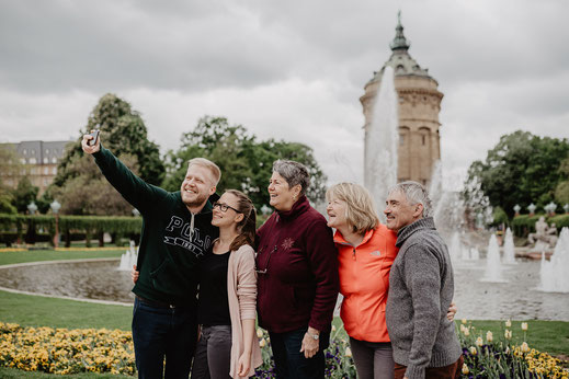 Selfie mit der Familie am Wasserturm Mannheim by Sebastian Pintea