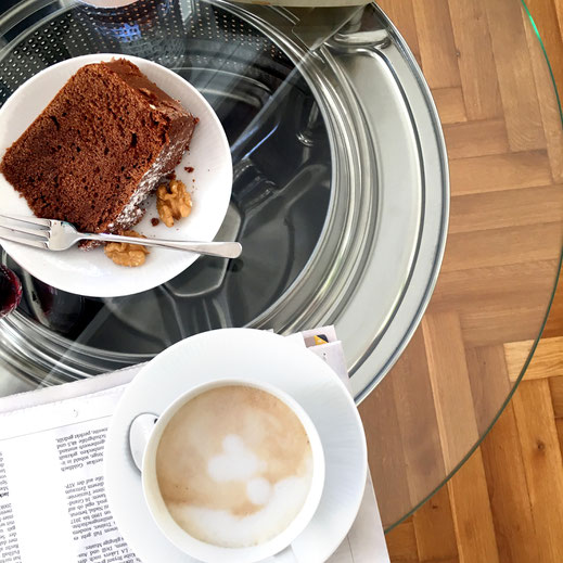 Couchtisch mit Caffeetasse und Kuchen