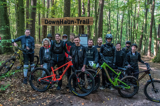 (von links) Sparkassenvorstand Thomas Walkenhorst, 1. Beigeordnete Ulrike Klawonn, Bürgermeister Timo Lübeck und Initiator David Göller freuen sich mit weiteren Radsportbegeisterten über die Eröffnung des DownHaun–Trail. (Foto:  Daniel Schmier)