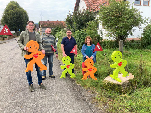 Bürgermeister Timo Lübeck, Wehrdas Ortsvorsteher Martin Witzel, Ortsbeiratsmitglied Patrick Fey sowie Martina Allmeroth-Akien, Koordinatorin des Mehrgenerationenhaus Haunetal, geben den Startschuss für die Aktion zur Verkehrssicherheit in Haunetal.