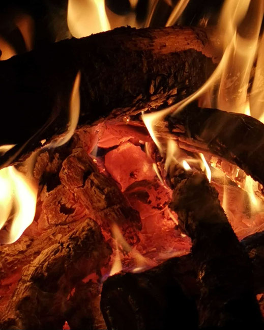 Tiefer Blick ins Feuer mit Glut