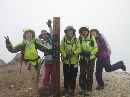 上ホロカメットク山(1,920ｍ)にて、霧の中でも元気印