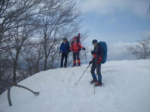 標高1300m付近ですれ違った泊組の3人。