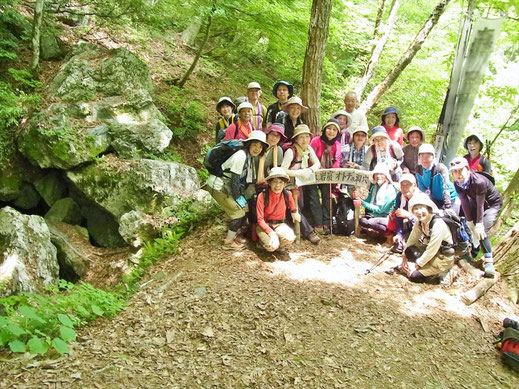 「オトチの岩窟」入口にて