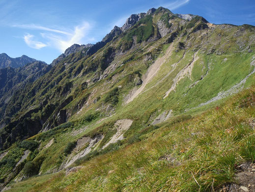厳つい岩峰、五竜の山塊。