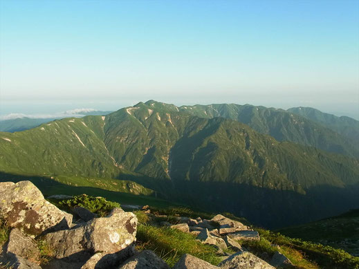 飯豊山山頂から縦走路を見る