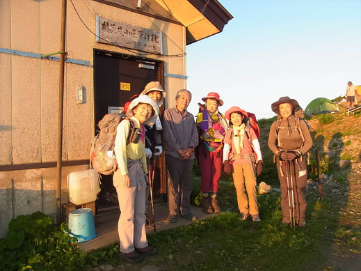縦走最終日、梅花皮小屋を出発します。管理人さんと。