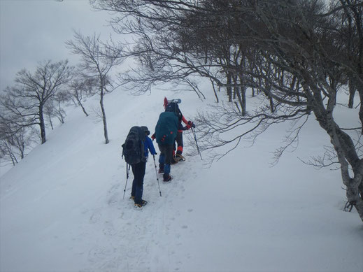 登りを見送った。