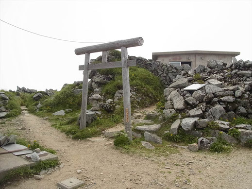 本山小屋の隣に飯豊山神社があります