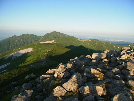 飯豊山山頂から飯豊連峰最高峰の大日岳(2,128m)