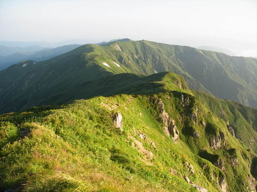 北股岳山頂から残り少ない縦走路と梶川尾根(上も右手)