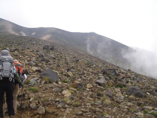 やっぱり活火山。岩ゴロ地帯に入っていく