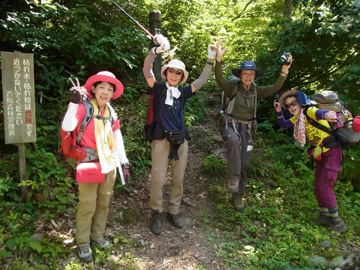 飯豊山荘前に下山 疲れたけど楽しかったね