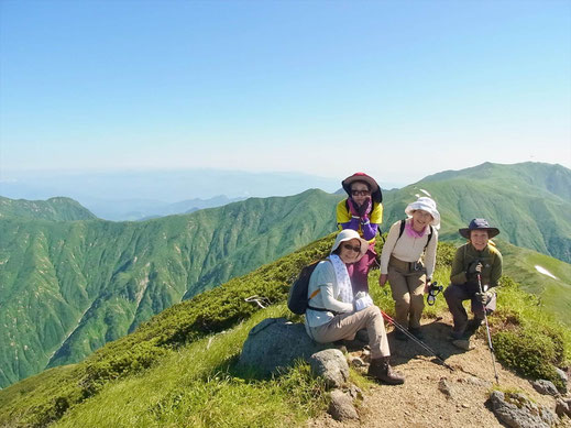 大日岳東端にて。右手奥に飯豊本山