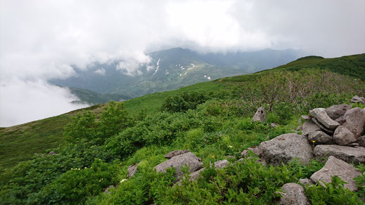 暑寒別岳山頂から南暑寒別岳(真ん中)、一瞬のガスの切れ間に撮影