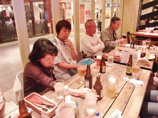 空港でパスタとビールで乾杯、打ち上げ＼(^o^)／