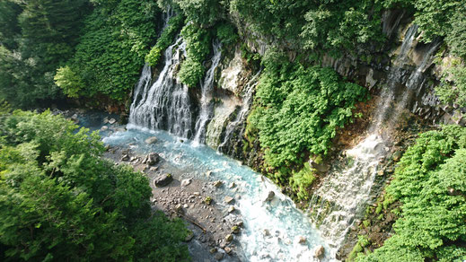白ひげの滝　(ここから川が青くなるらしい)