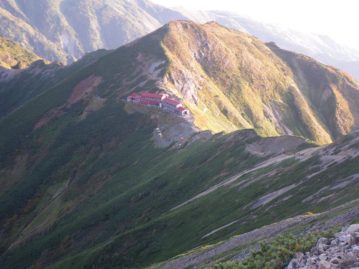 唐松岳山荘 テント場・・朱一点、われらがテント。