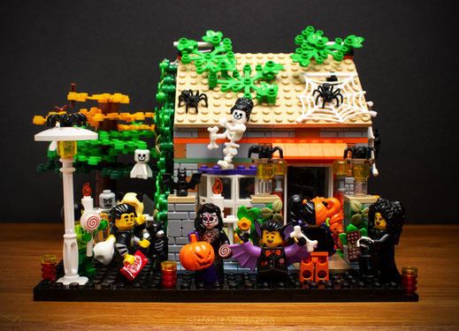 Halloween, gruselig dekoriertes Haus von außen