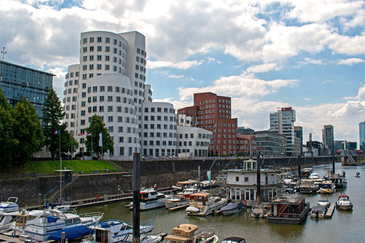 Düsseldorf, Medienhafen, Gery-Bauten, blauer Himmel, weißen Wolken