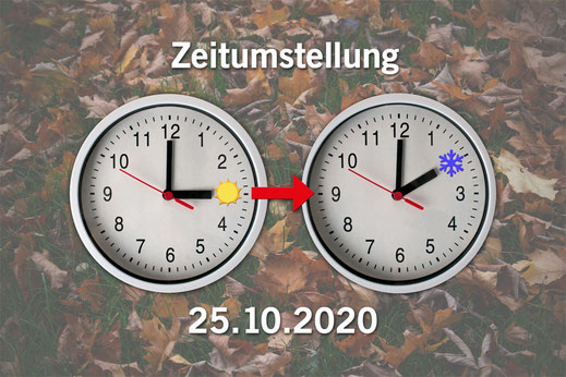 zwei Uhren, eine Uhr zeigt Sommerzeit, die zweite Uhr zeigt Winterzeit, im Hintergrund sieht man Herbstlaub
