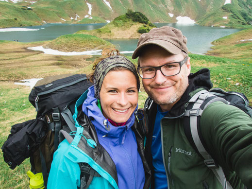 Wanderpaar am Schrecksee im Allgäu vor türkisfarbenem Bergsee und alpiner Gipfelkulisse