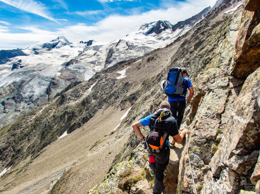 Bergpanorama während der Saaser Hüttenrunde - eine alpine Mehrtagestour 