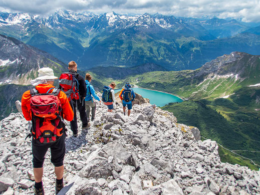 Gruppe im alpinen Gelände bei erlebnispädagogischem Bergseminar Alpines Wandern in den Bergen