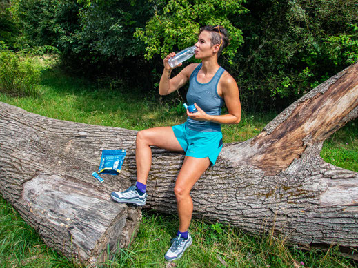 Regelmäßig trinken beim Wandern auf einer Tagestour