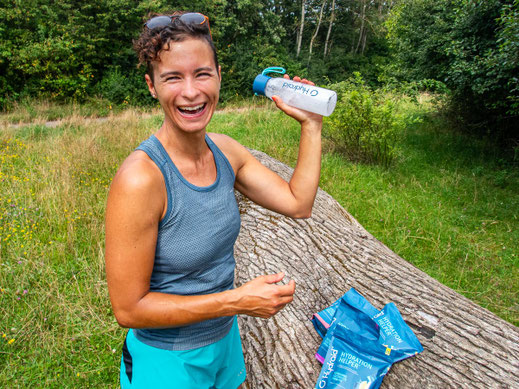 Regelmäßig trinken beim Wandern auf einer Tagestour