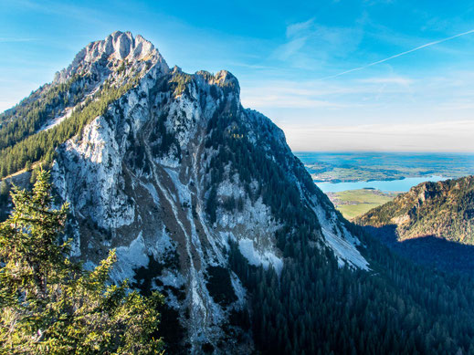 Berg- und Seenlandschaft bei Schwangau im Allgäu mit weiter Naturkulisse