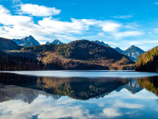 Seenlandschaft im Allgäu bei Schwangau mit Bergen, Wiesen und weiter Aussicht