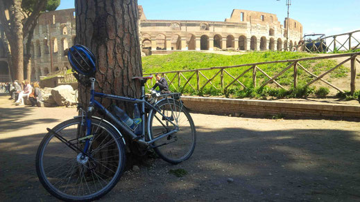 After 15 exhausting days and about 1800 km, we arrived in Rome. Even the last day to Rome counts to one of thardest etappes of the whole trip. (18.04.2017) [The next day after the arrival, by the Colloseum (all four bags had been stored at camp site)]