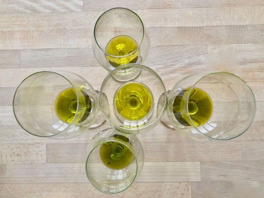 5 Gläser mit hochwertigem Olivenöl
