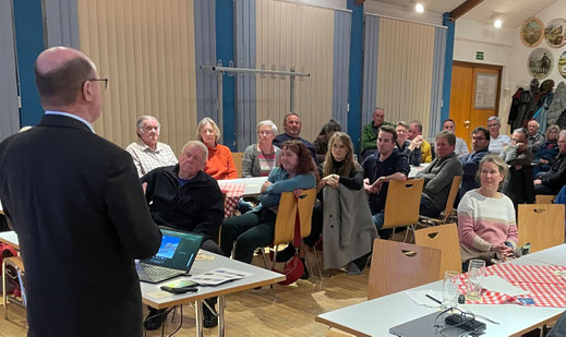 Dr. Norbert Schäffer bei seinem Vortrag im Schützensaal des Gasthaus Drei Rosen