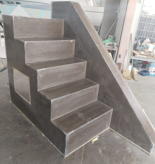 Positiv: Die neue Treppe Steuerbord mit Öffnung für das spätere Aufbewahren von Fendern.