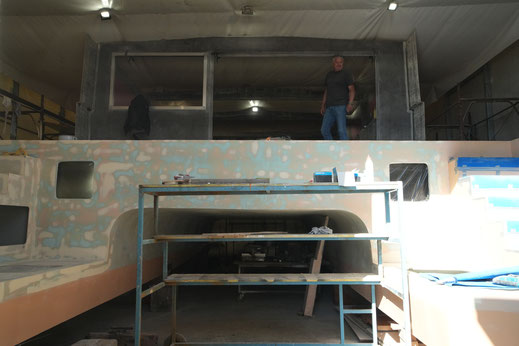 Die Öffnungen für die beiden Fluchtluken aus den unteren Kabinen sind ausgesägt. Die Rückwand steht und zeigt links (backbord) die hintere Küchenfensteröffnung; rechts (steuerbord) die Öffnung für das "Tor", welches hochgeklappt werden kann.