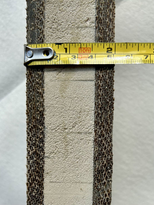 Querschnitt des Bodens mit je 10 Schichten Flachs auf jeder Seite der Verstärkung mit recycliertem PE Schaum.