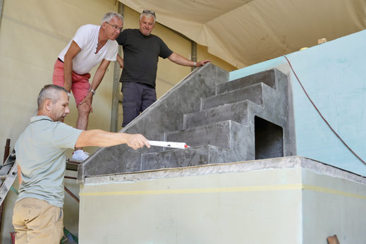 Hier wird entschieden, wo Verstärkungen für die Klampen angebracht werden müssen. (Dinko Salopek, Schiffsarchitekt; Christian, Skipper; Luciano Beg, Chef der Werft).